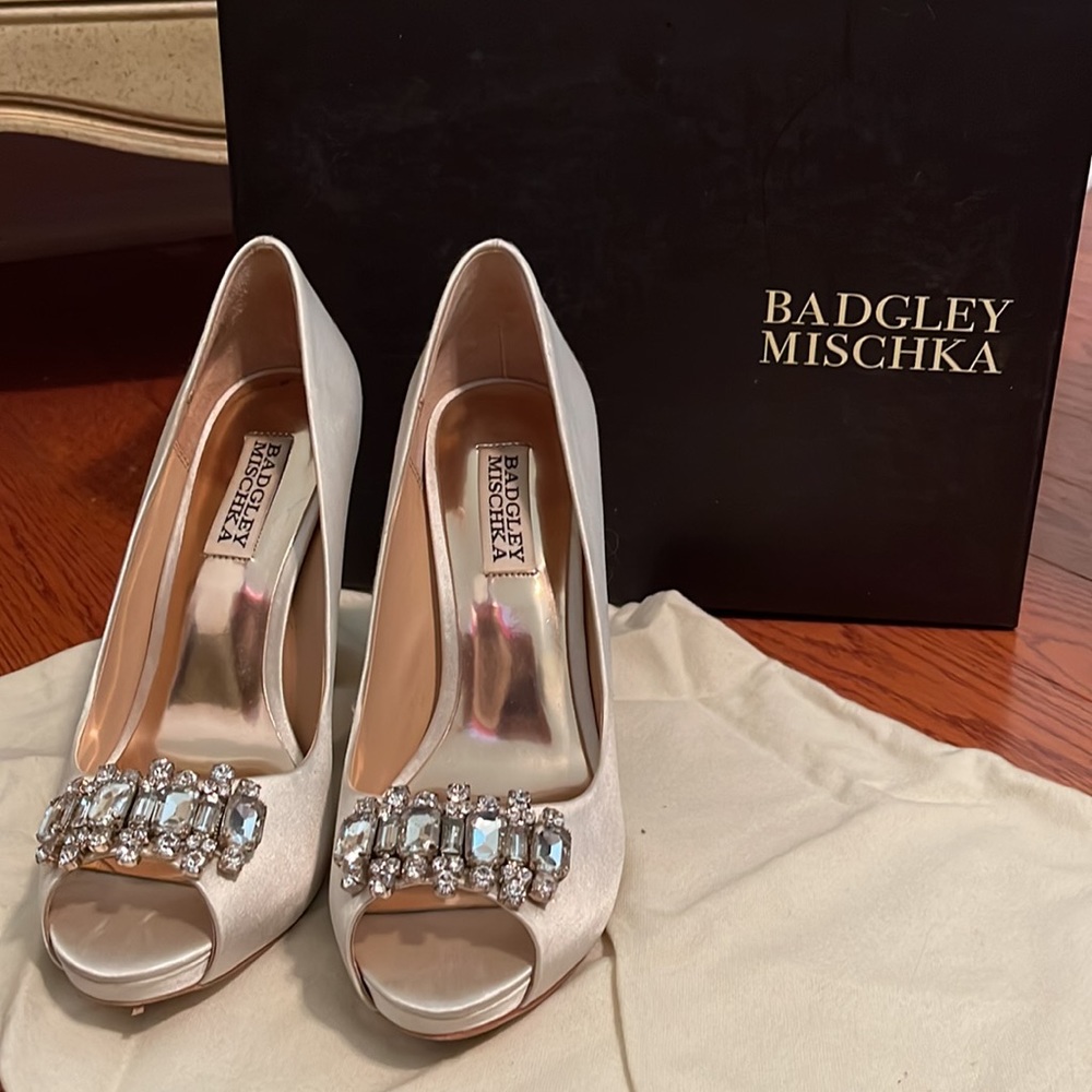 Badgley Mischa Alter Women’s Dress Pumps - Ivory Satin 6.5M EUC - Picture 2 of 8